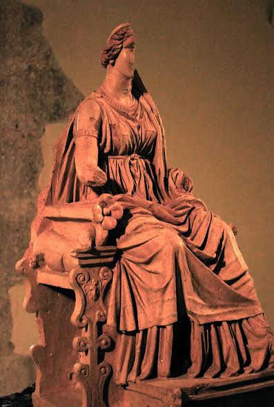 Statua in terracotta della Dea Angizia (Museo Paludi di Celano)