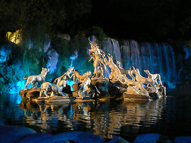 Scultura di Atteone e i suoi cani nella Reggia di Caserta.